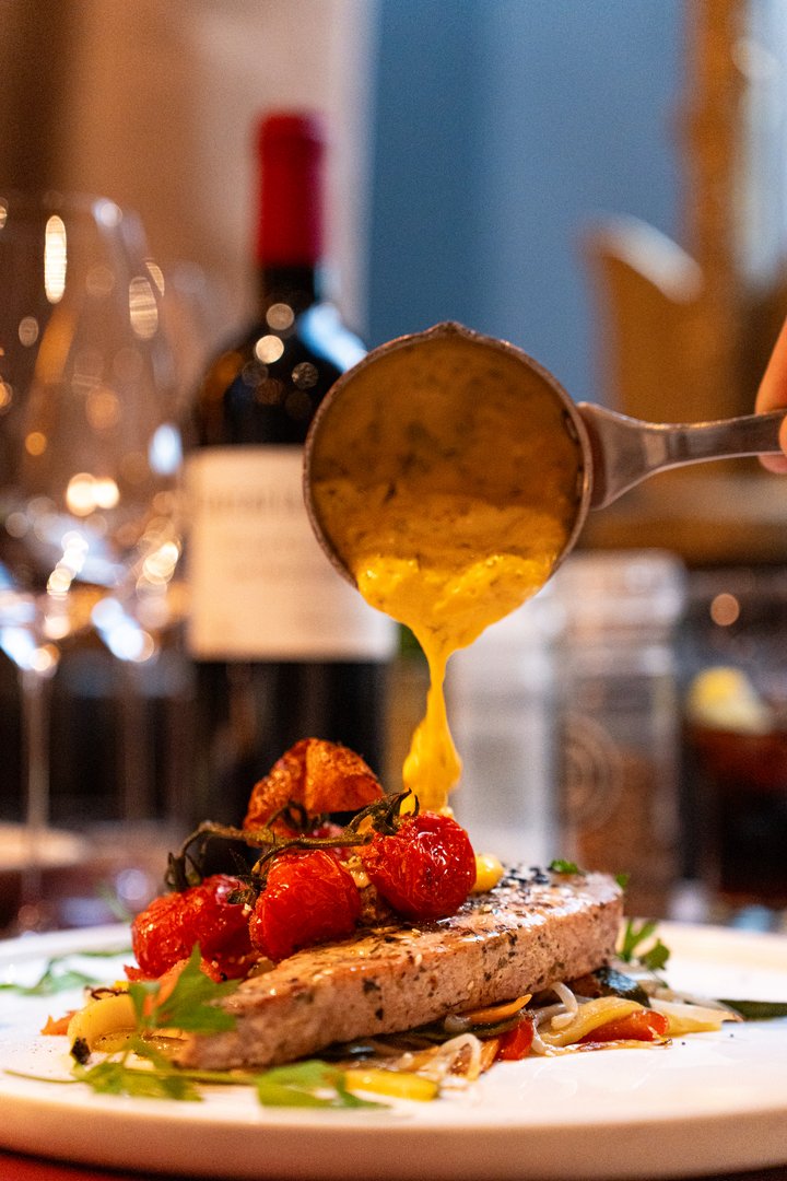 Seared tuna with sauce and fresh vegetables